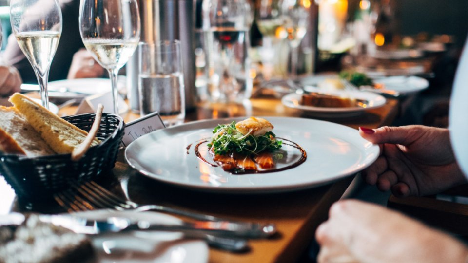 https://partridge.develop.propertystream.co/content/uploads/Area-guide-Solihull-Shopping-and-dining.jpg